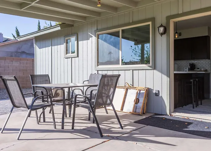 Charming House Golf Cornhole Near Freeway Holiday home