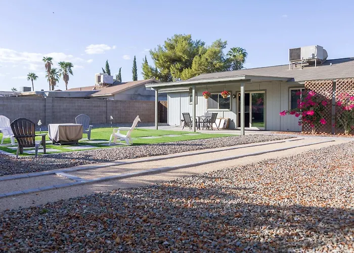 Charming House Golf Cornhole Near Freeway Holiday home